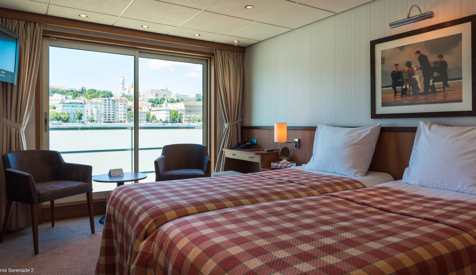 Cabine extérieure lumineuse avec grandes fenêtres panoramiques, décoration confortable et vue imprenable sur les rives