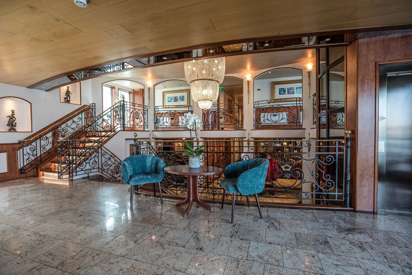 Grosszügiger Innenbereich mit Treppe, Galerie, Kronleuchter und Sitzgruppe