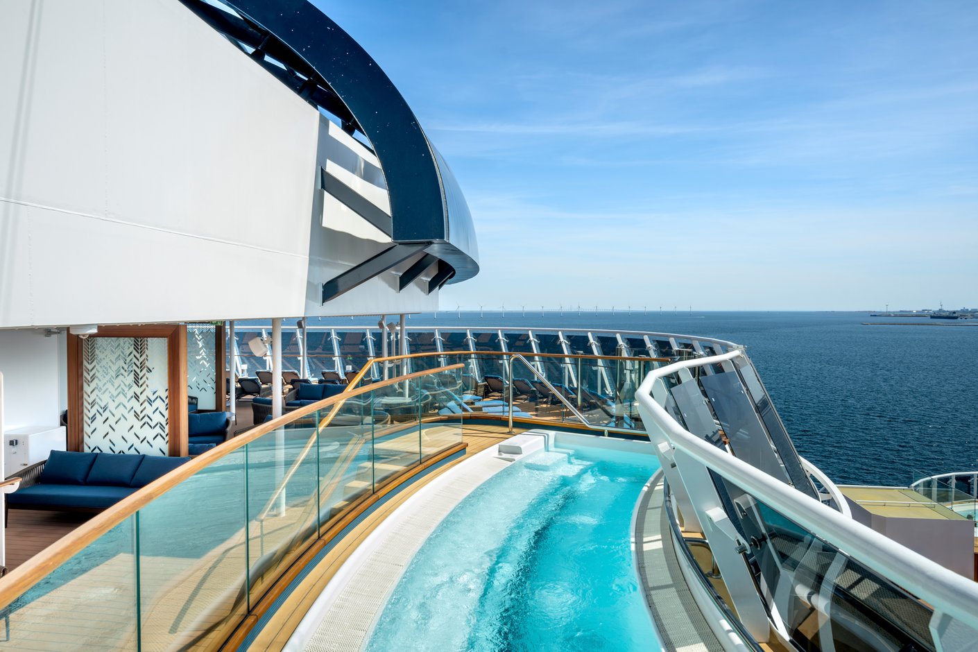 Aussenpool mit Glasüberdachung und Blick aufs Meer
