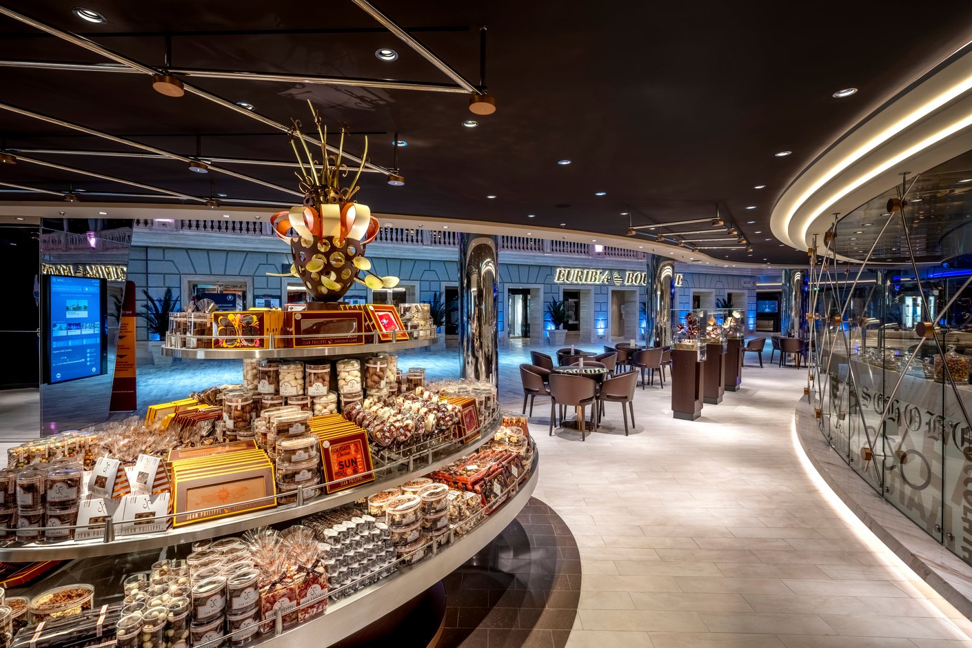 Eleganter Shop mit Verkaufsregalen an Bord der MSC Euribia