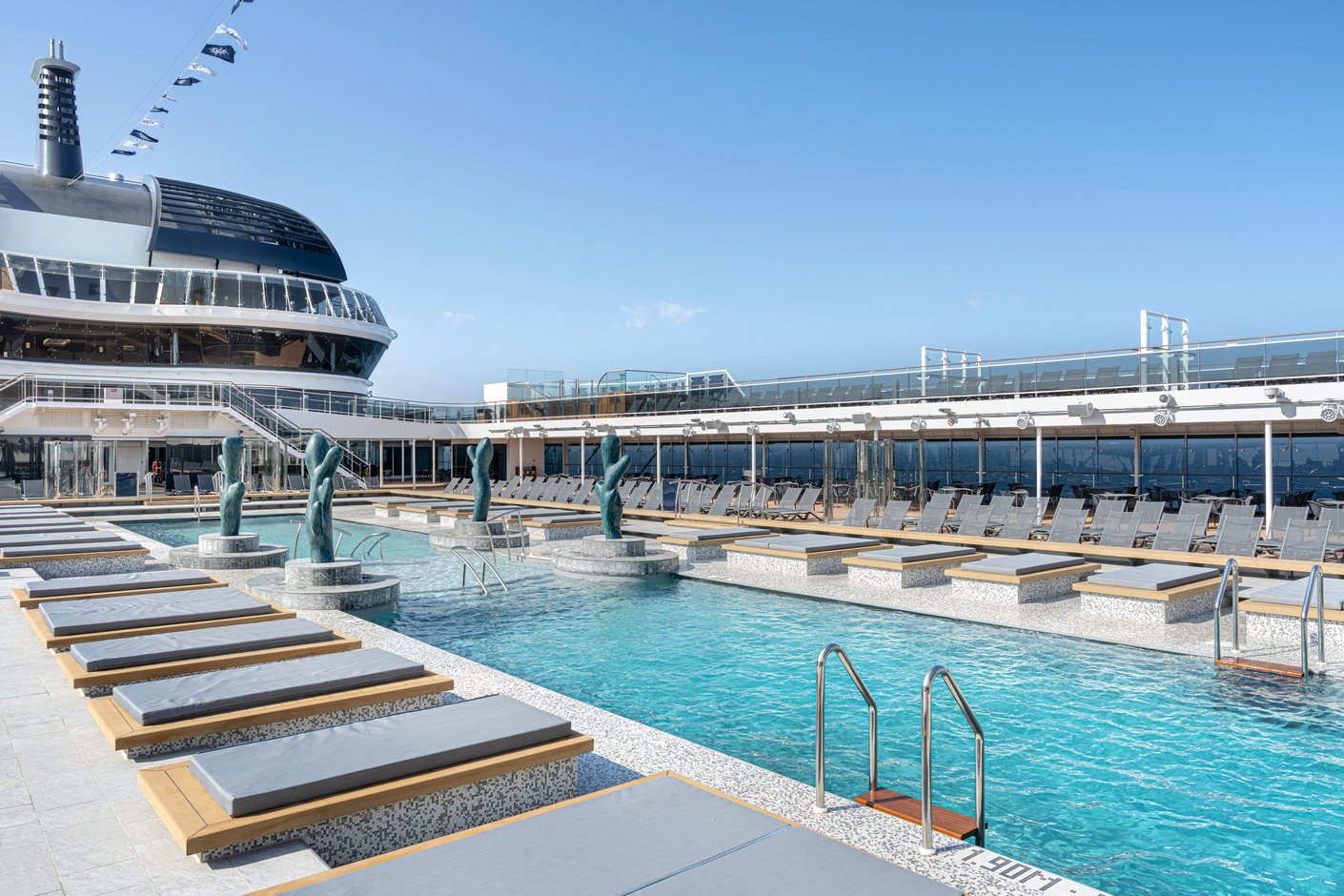 Aussenpool mit Liegestühlen an Bord der MSC Euribia
