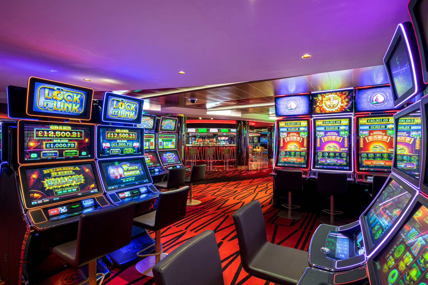 Casino der MSC Euribia mit bunten Spielautomaten