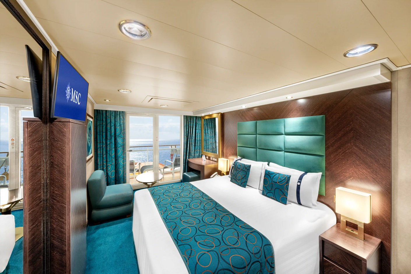 Komfortable Balkonkabine auf der MSC Fantasia mit Doppelbett, Sessel und Zugang zum Balkon.