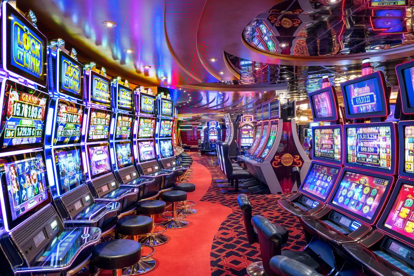 Modernes Casino auf der MSC Fantasia mit zahlreichen Spielautomaten, farbiger Beleuchtung und Sitzplätzen.