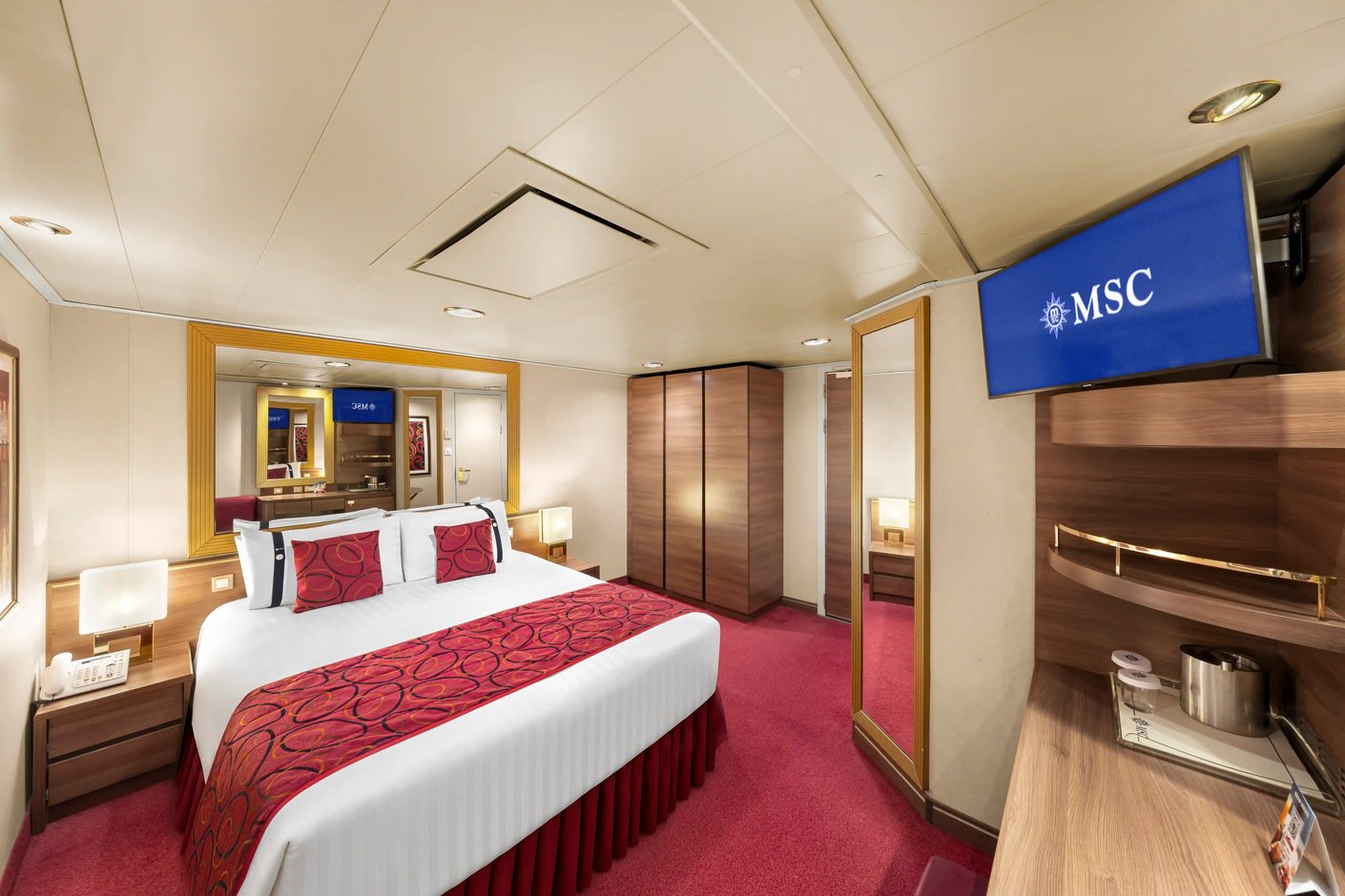 Gemütliche Innenkabine auf der MSC Fantasia mit Doppelbett, Kleiderschrank und funktionalem Design.