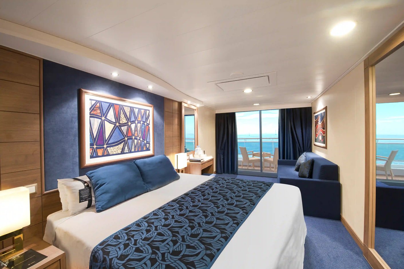 Balkonkabine auf der MSC Magnifica mit Doppelbett, Sofa und Zugang zu privatem Balkon mit Meerblick.