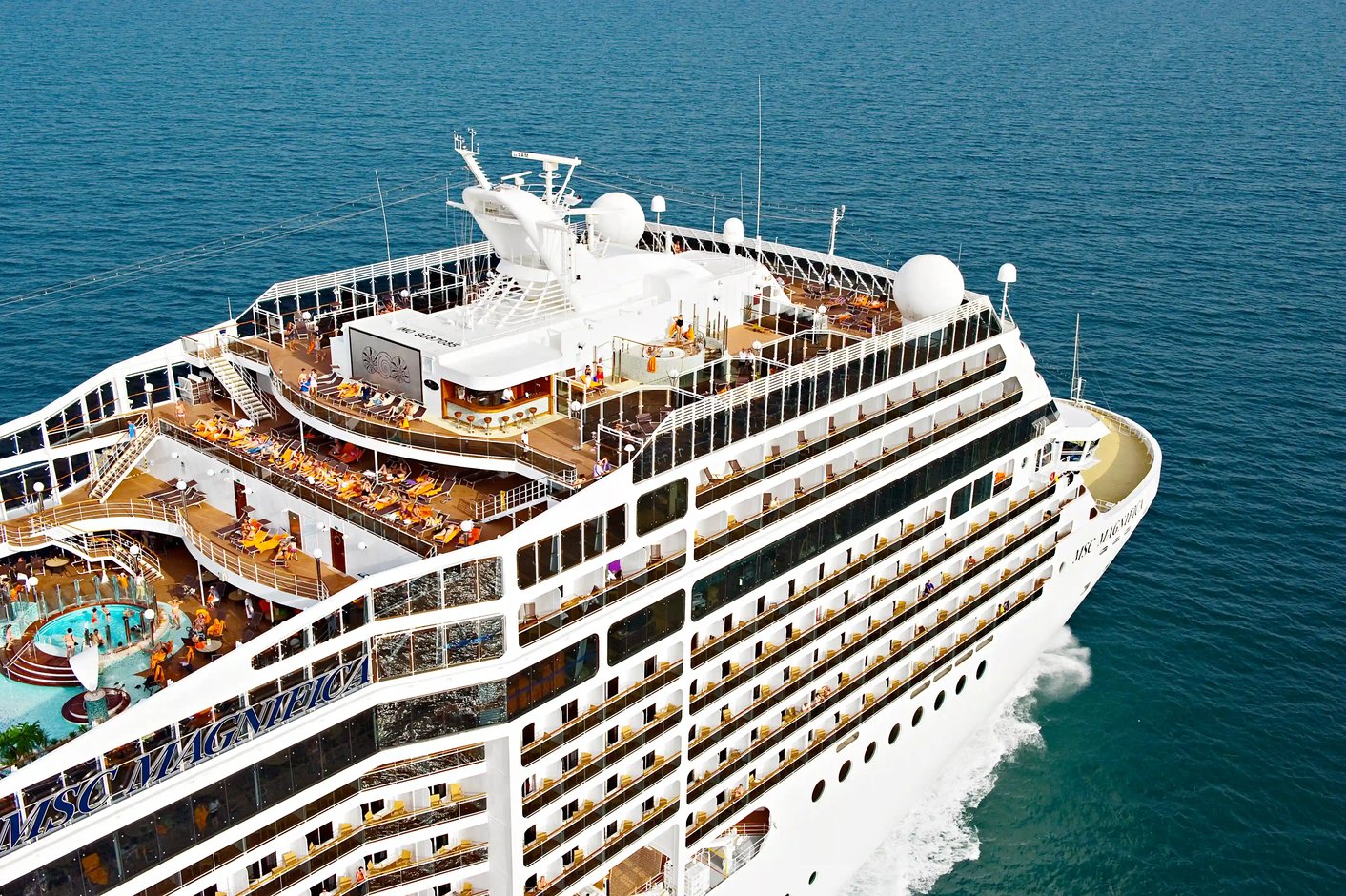 Bug der MSC Magnifica waehrend der Fahrt auf offenem Meer, aus erhöhter Perspektive fotografiert.