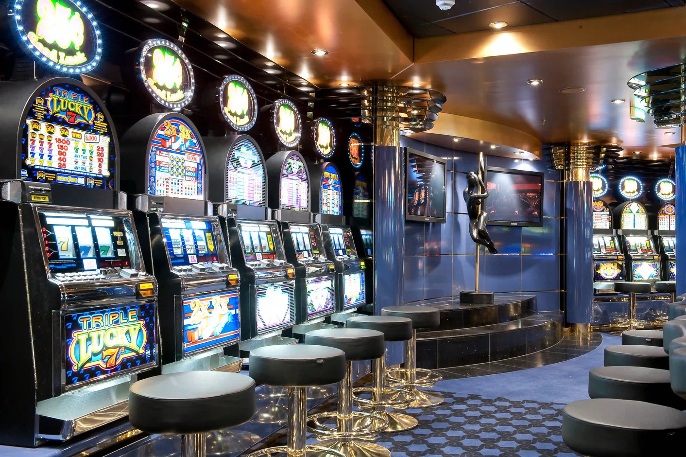 Casino auf der MSC Magnifica mit zahlreichen Spielautomaten, Sitzgelegenheiten und moderner Beleuchtung.
