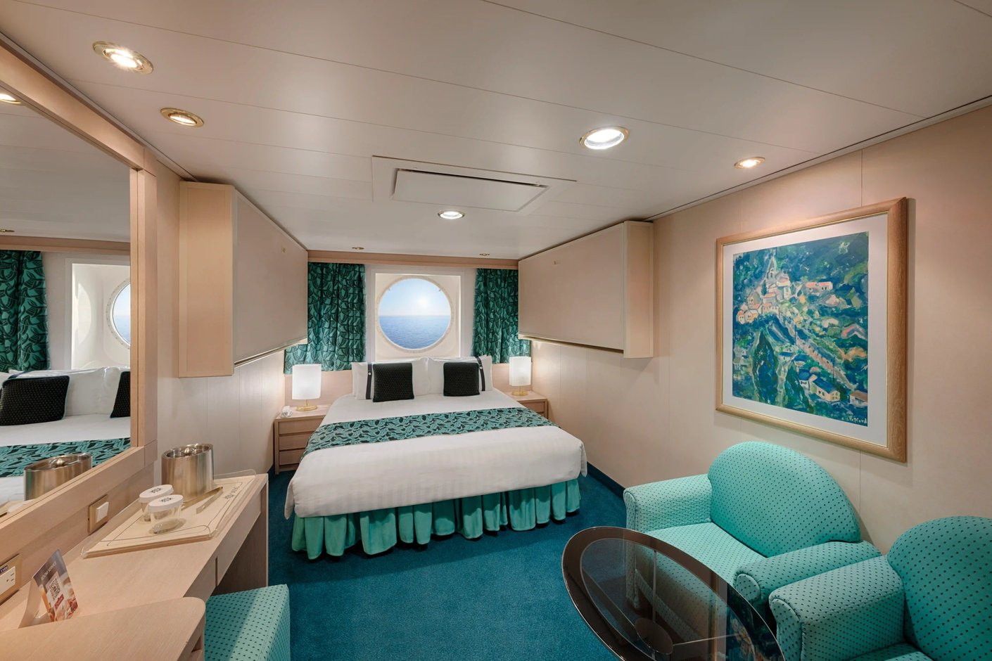 Helle Aussenkabine auf der MSC Musica mit Doppelbett, Bullauge und maritimem Farbkonzept.