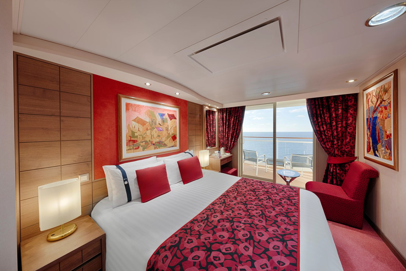 Cabine avec balcon moderne avec lit double, décoration rouge et vue sur la mer