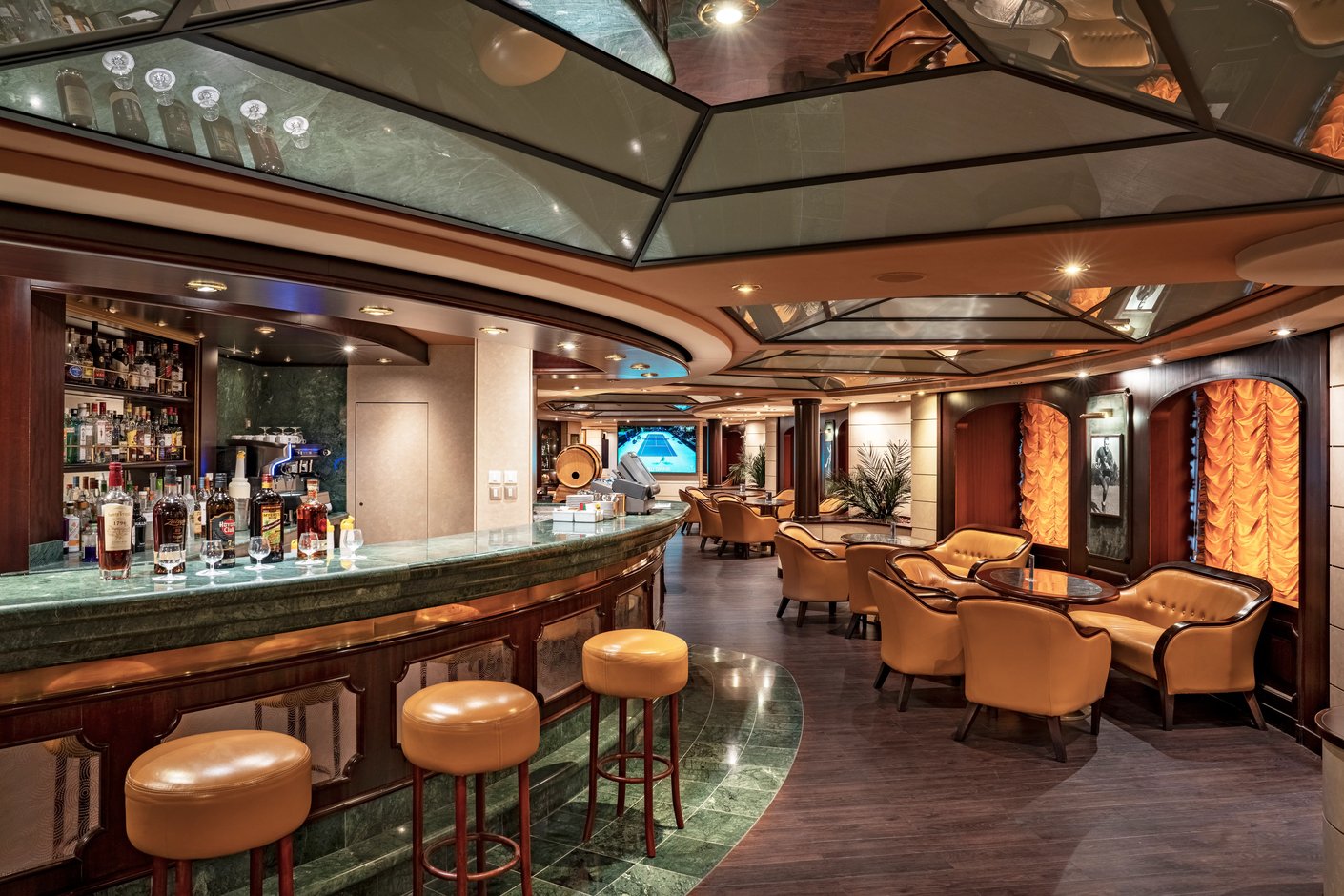 Bar lounge élégante avec comptoir, tabourets et espaces assis à l intérieur d un navire