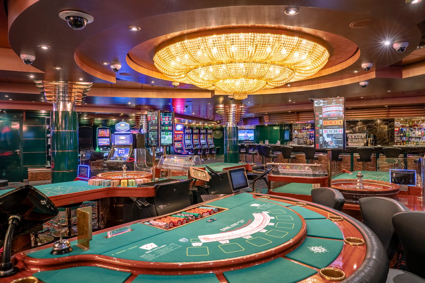 Casino à bord avec tables de jeu, machines à sous et grand lustre