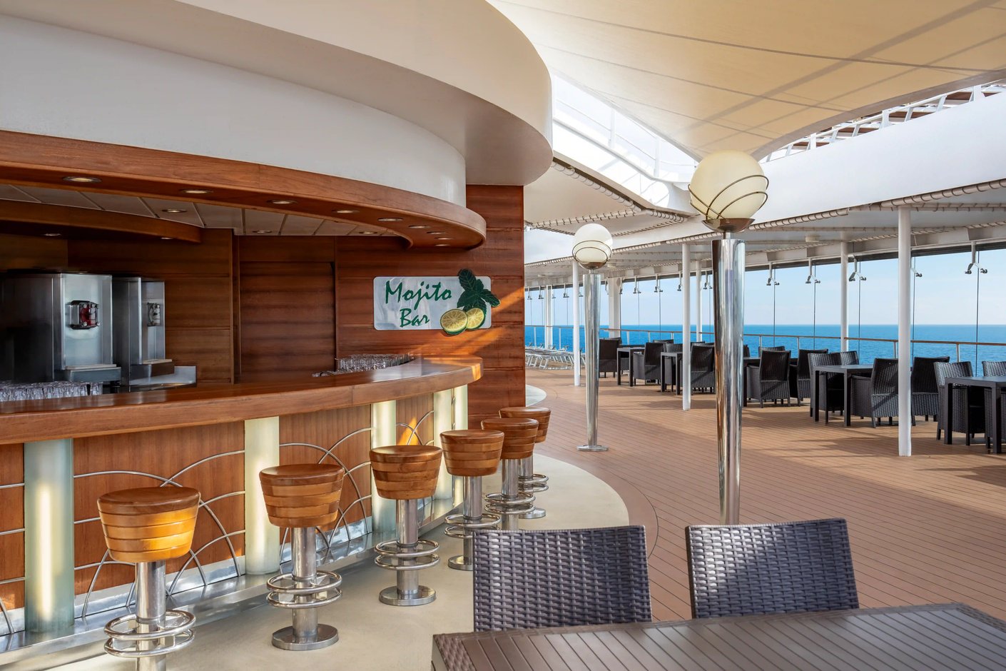 Aussenbar auf der MSC Poesia mit Barhockern, Sitzplätzen und Blick auf das Meer