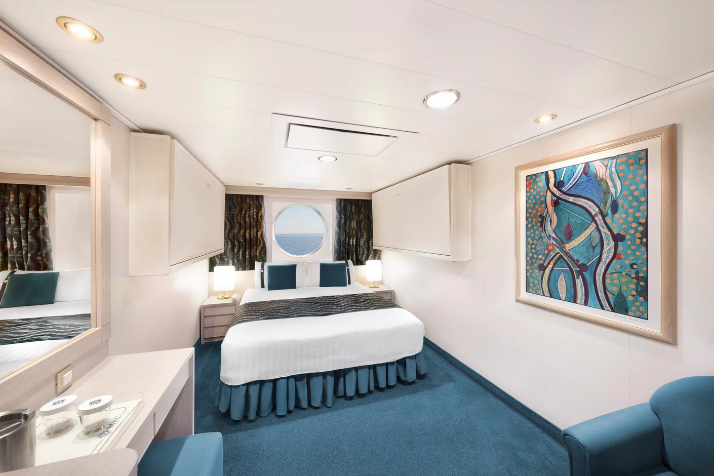 Aussenkabine auf der MSC Poesia mit Doppelbett, Bullauge, Sitzmöbeln und modernem Design