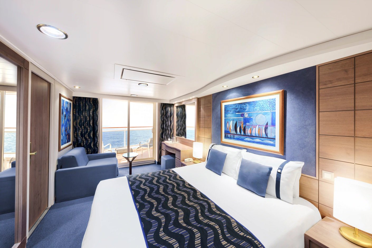 Balkonkabine auf der MSC Poesia mit Doppelbett, Sitzbereich, Balkon und Meerblick