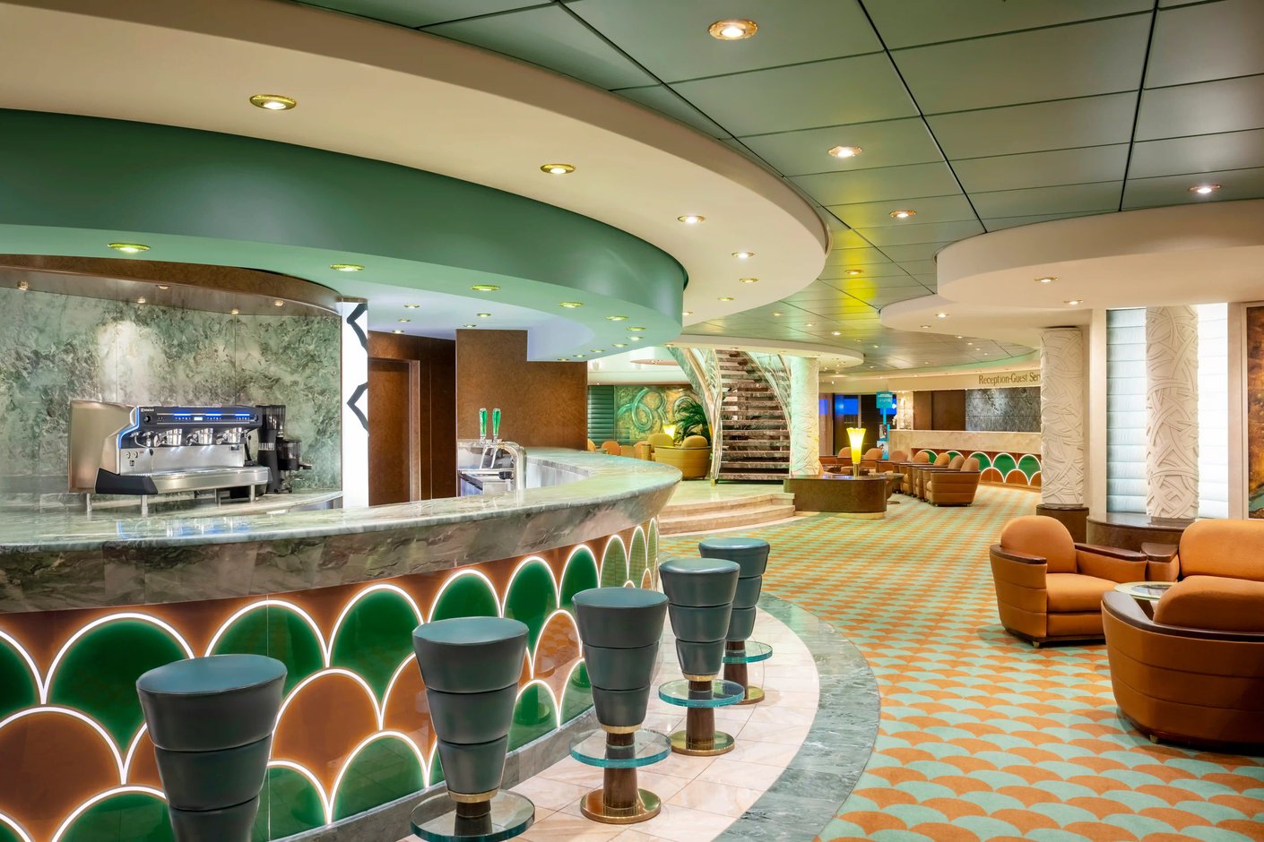 Moderne Bar auf der MSC Poesia mit gebogener Theke, Barhockern, Sitzbereichen und indirekter Beleuchtung