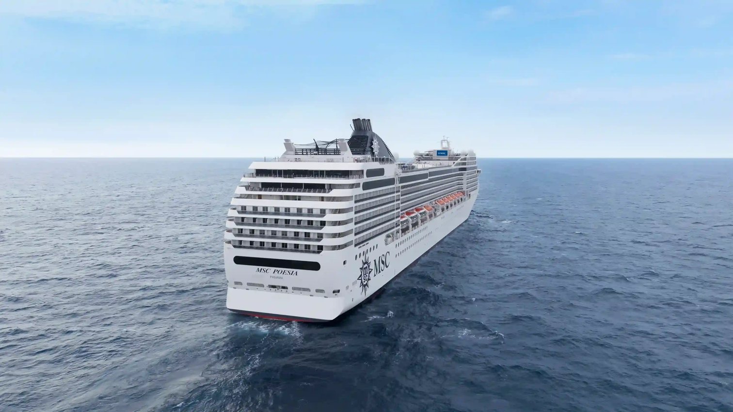 Heckansicht der MSC Poesia auf offenem Meer bei ruhiger See