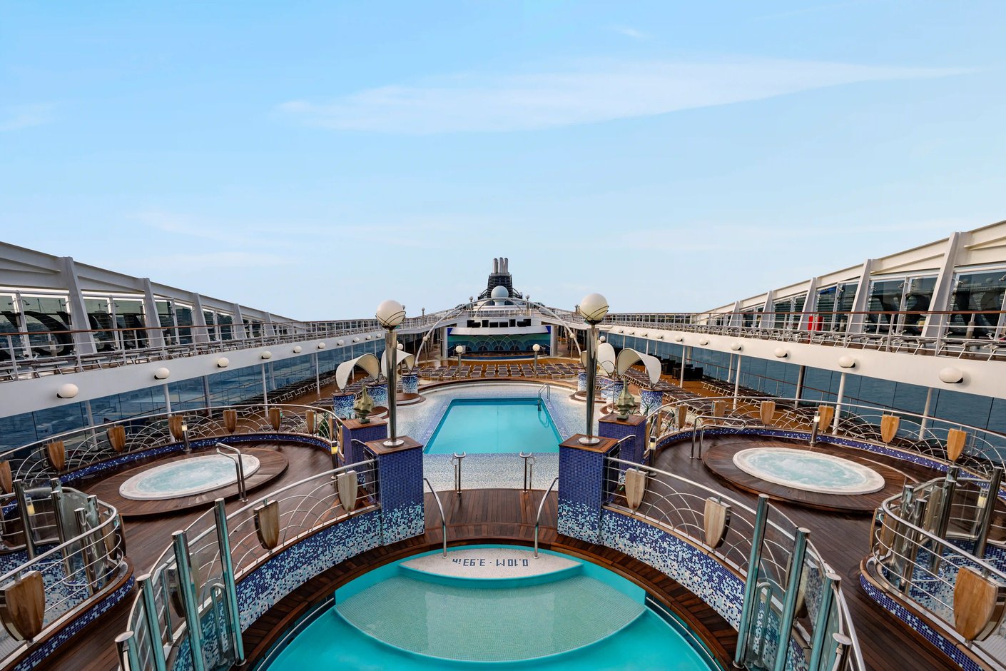 Grosszügige Poollandschaft auf der MSC Poesia mit mehreren Pools, Whirlpools, Liegebereichen und Meerblick