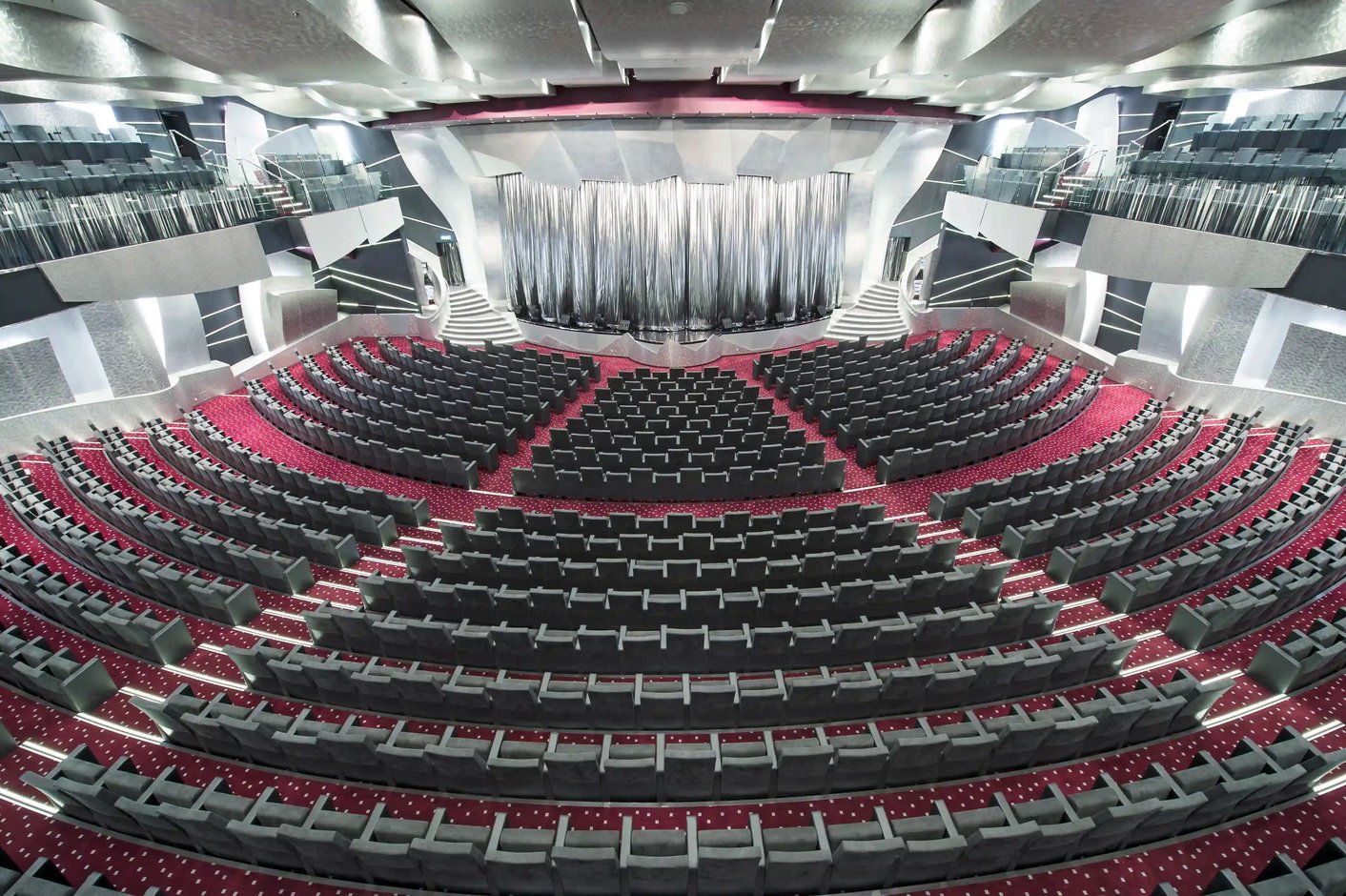 Grosses Theater der MSC Preziosa mit Sitzreihen, Buehne und moderner Lichttechnik