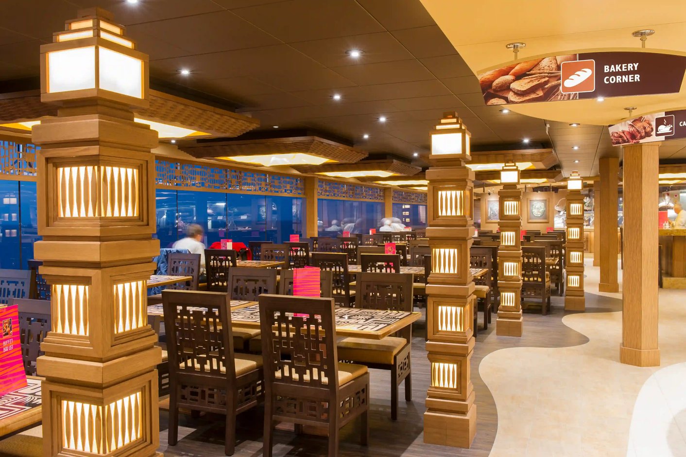 Restaurant der MSC Preziosa mit gedeckten Tischen, warmem Licht und modernem Ambiente