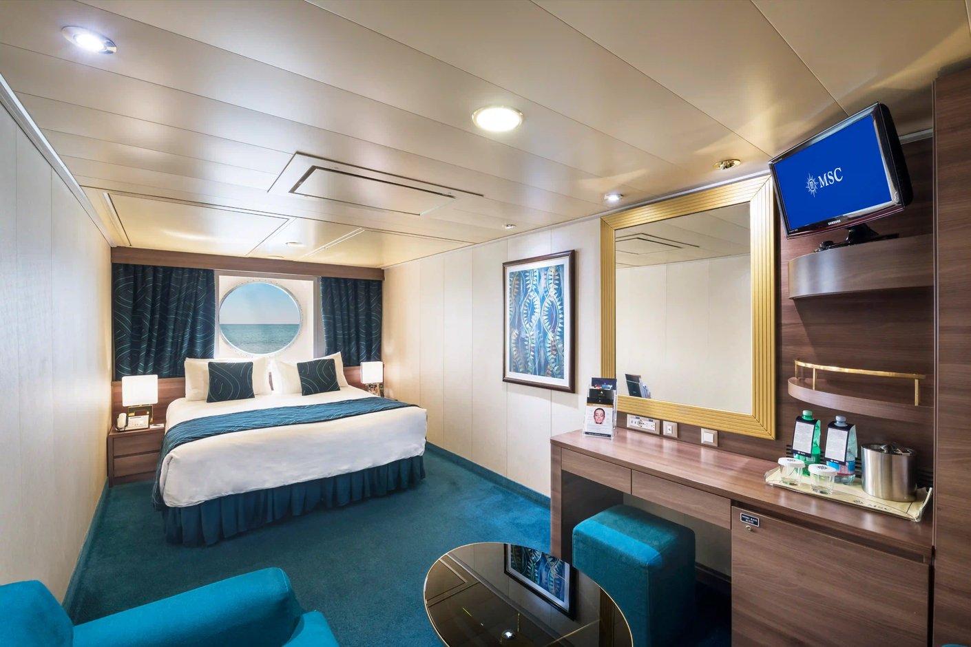 Helle Aussenkabine der MSC Splendida mit Doppelbett, Bullauge und Sitzbereich
