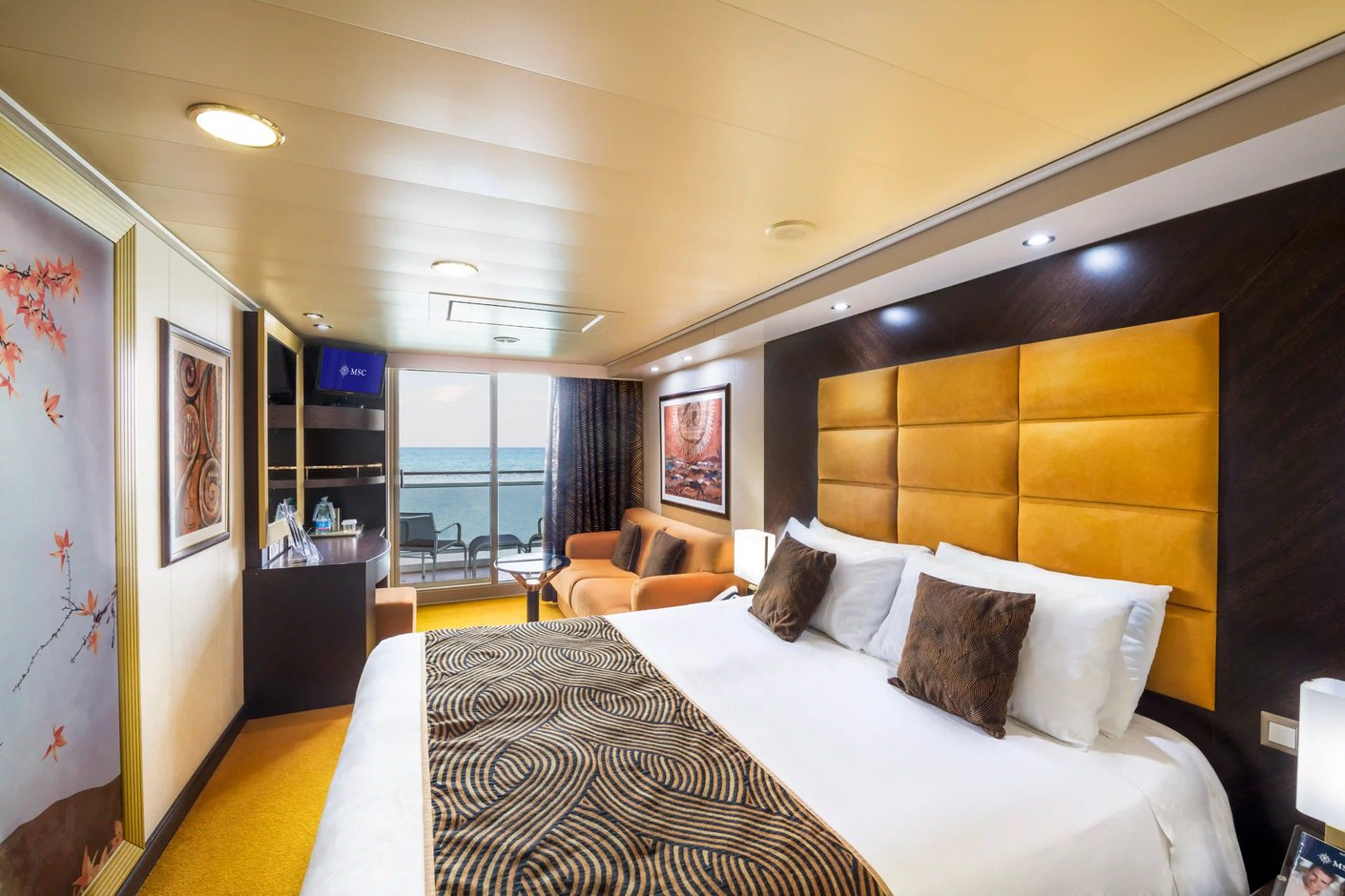 Grosszügige Suite der MSC Splendida mit Doppelbett, Sitzbereich, Balkon und Meerblick