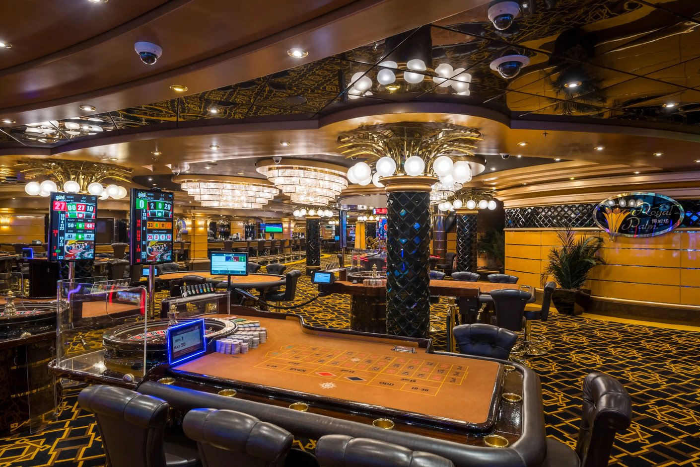 Grosses Casino der MSC Splendida mit Spieltischen, Spielautomaten und eleganter Beleuchtung