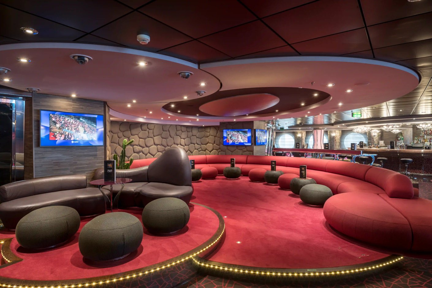 Elegante Cigar Lounge der MSC Splendida mit Sitzgruppen, stimmungsvoller Beleuchtung und Bar