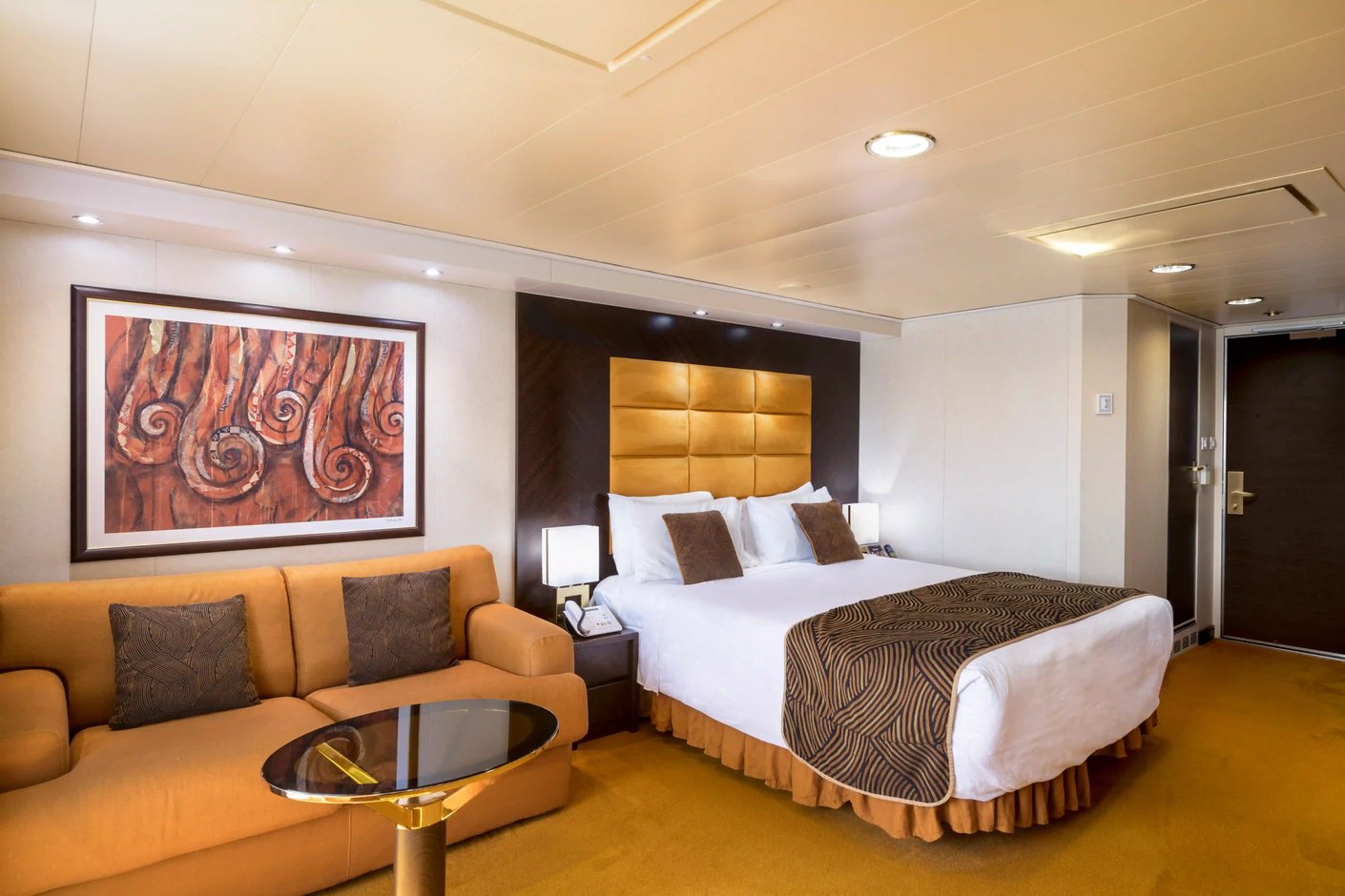 Junior Suite Aurea der MSC Splendida mit Doppelbett, Sitzbereich und hochwertiger Ausstattung