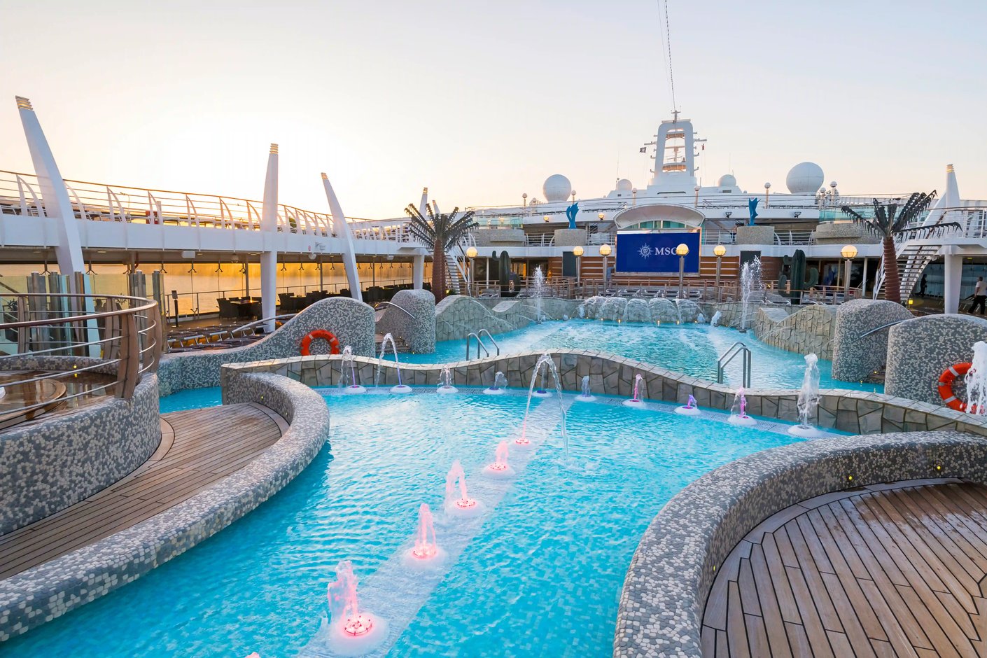 Grosszügiger Poolbereich der MSC Splendida mit Wasserfontaenen, Sitzbereichen und Sonnendeck