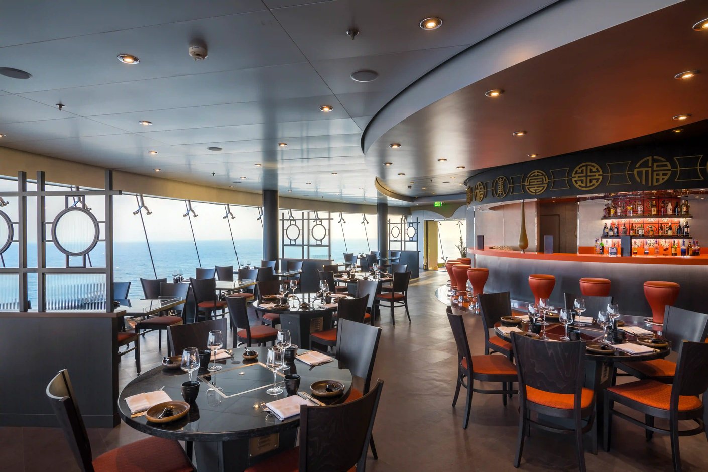 Restaurant Sea Pavilion der MSC Splendida mit gedeckten Tischen, Barbereich und Meerblick