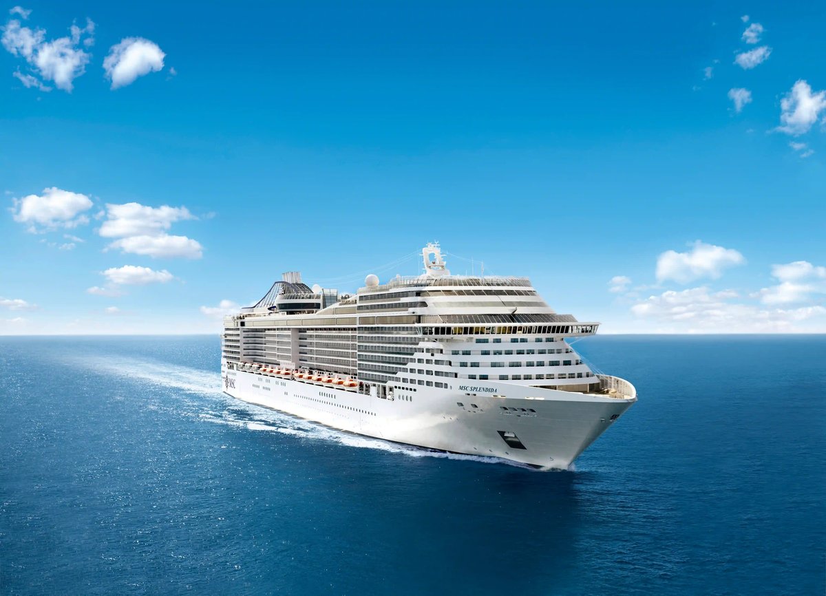 Grosses weisses Kreuzfahrtschiff MSC Splendide fährt bei ruhiger See durch tiefblaues Meer unter klarem Himmel