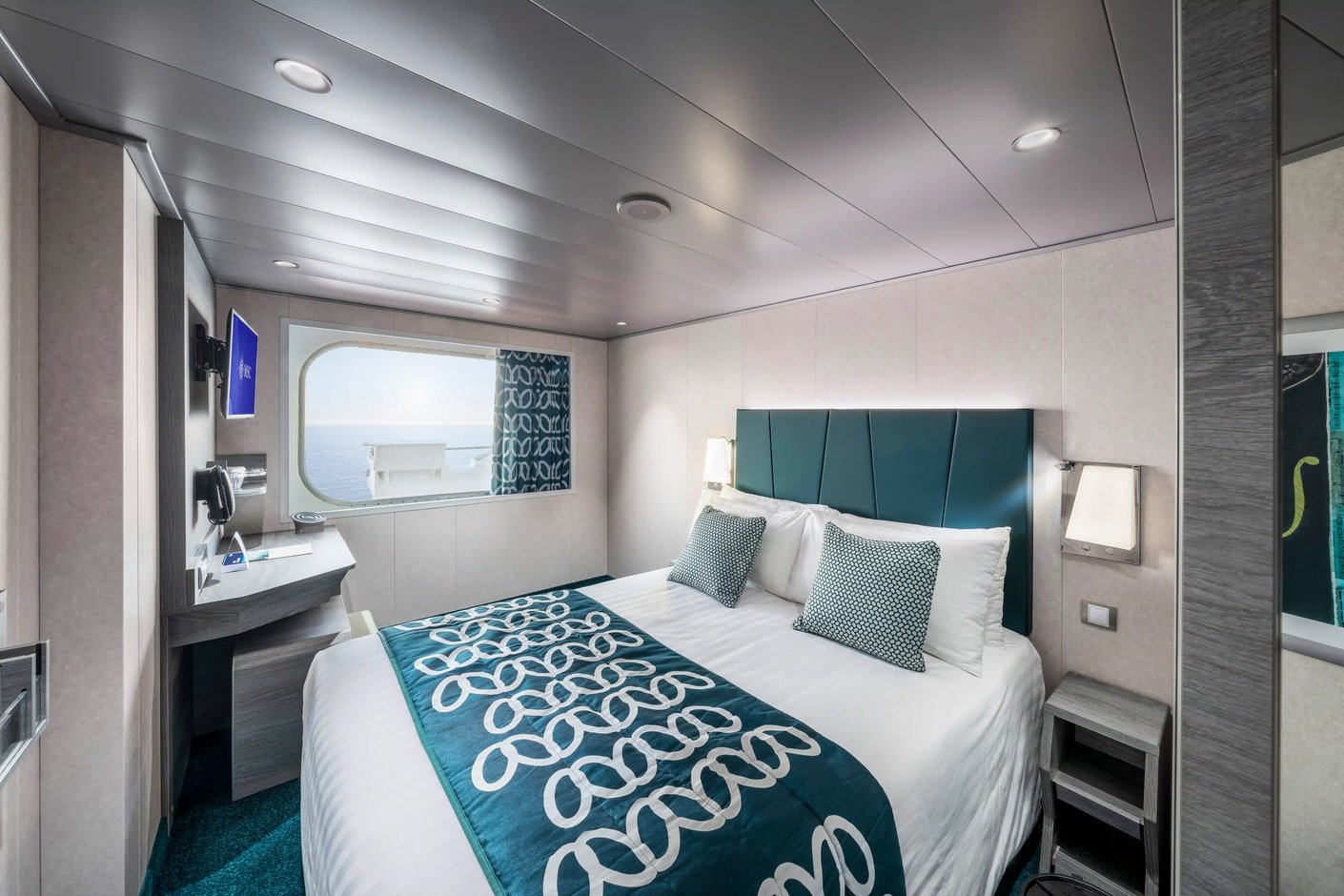 Aussenkabine auf der MSC Virtuosa mit Doppelbett, Fenster und eingeschraenkter Sicht nach draussen