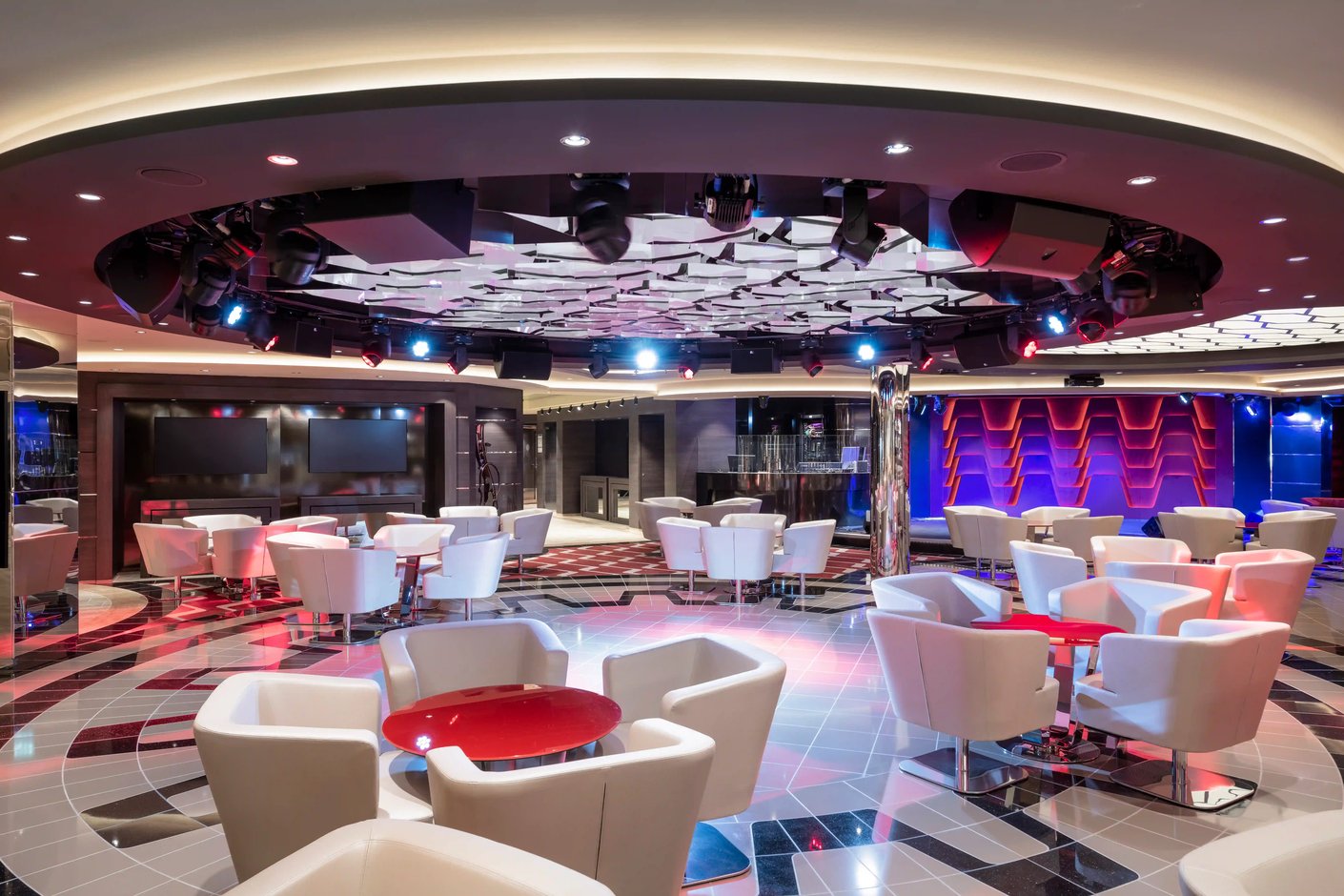 Moderne Bar auf der MSC Virtuosa mit Sitzgruppen, runden Tischen und stimmungsvoller Beleuchtung