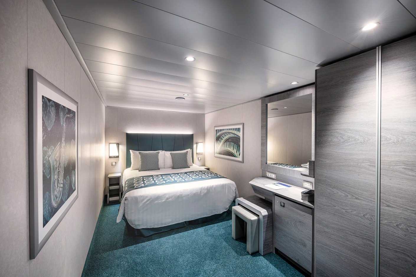 Innenkabine auf der MSC Virtuosa mit Doppelbett, Schreibtisch, Spiegel und modernem Interieur