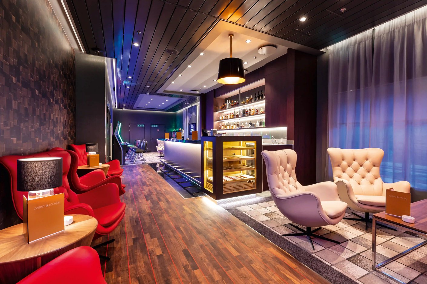 Elegante Casino Lounge mit Bar, Sesseln, Spielautomaten und stimmungsvoller Beleuchtung