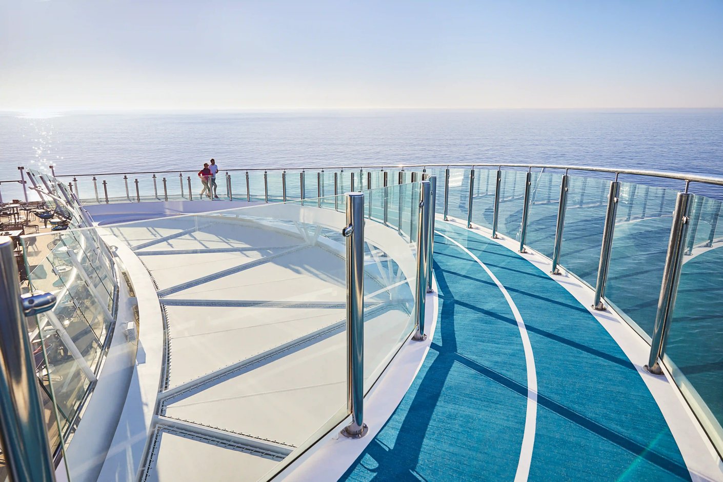 Joggingstrecke an Deck mit Glasgeländer und freiem Blick auf das offene Meer