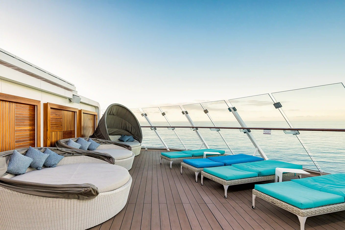 Sonnendeck Lounge mit grossen Daybeds, Liegen und Blick auf das Meer