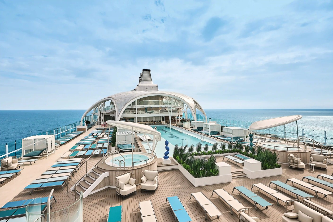 Sonnendeck mit Pool, Liegen und Sitzbereich auf Kreuzfahrtschiff mit Meerblick