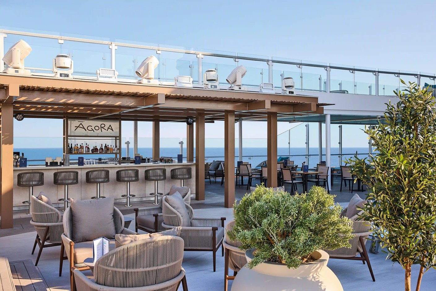 Agora Bar im Aussenbereich mit Sitzplaetzen und Blick auf das Meer