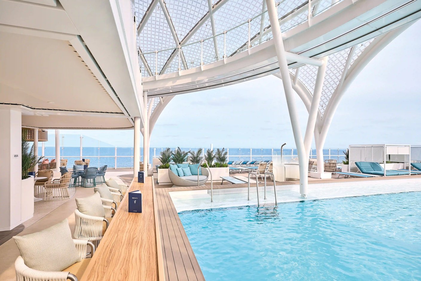 Sonnendeck mit Pool, Liegen und Ueberdachung auf Kreuzfahrtschiff