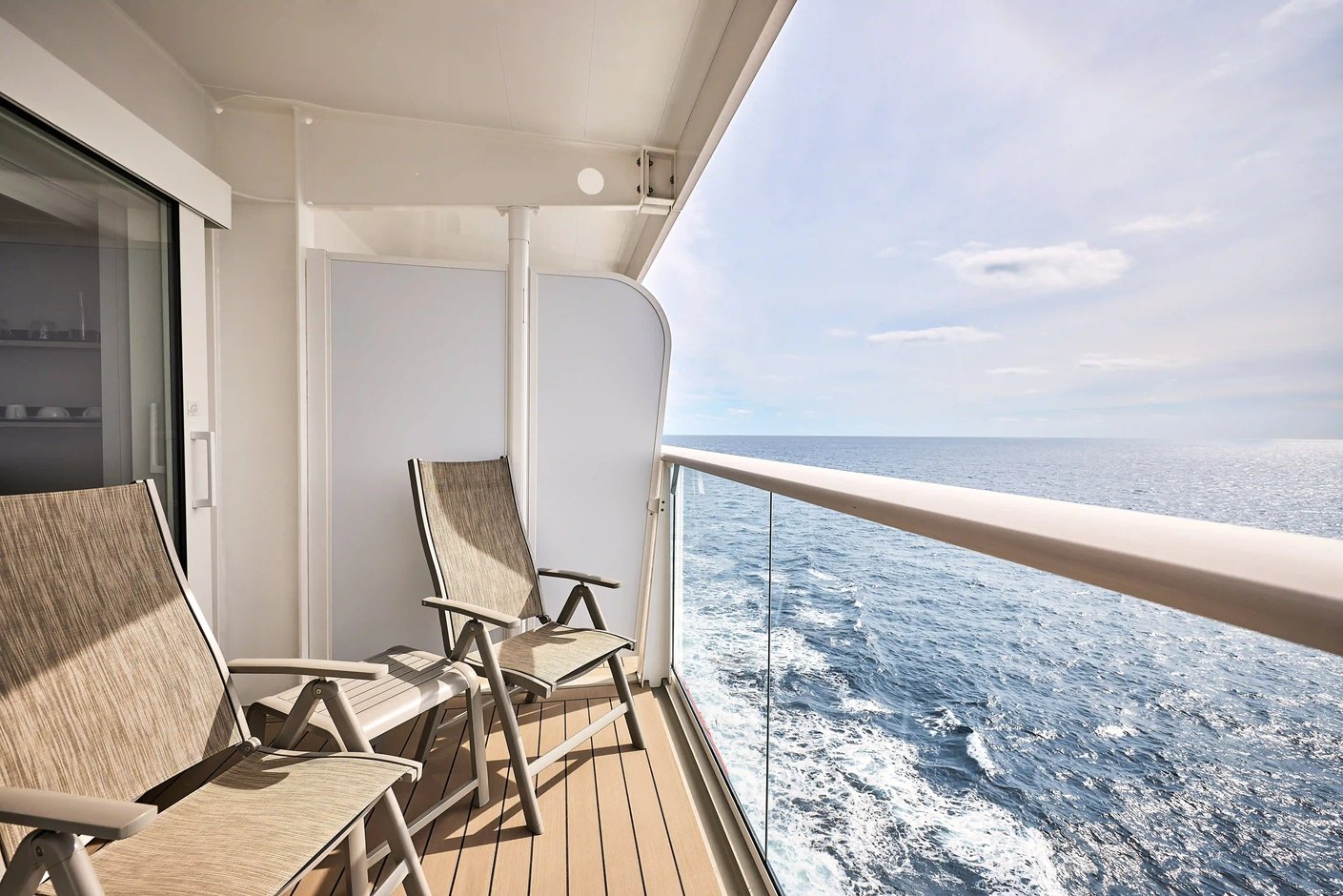 Balkon mit zwei Stuehlen und Blick auf das offene Meer