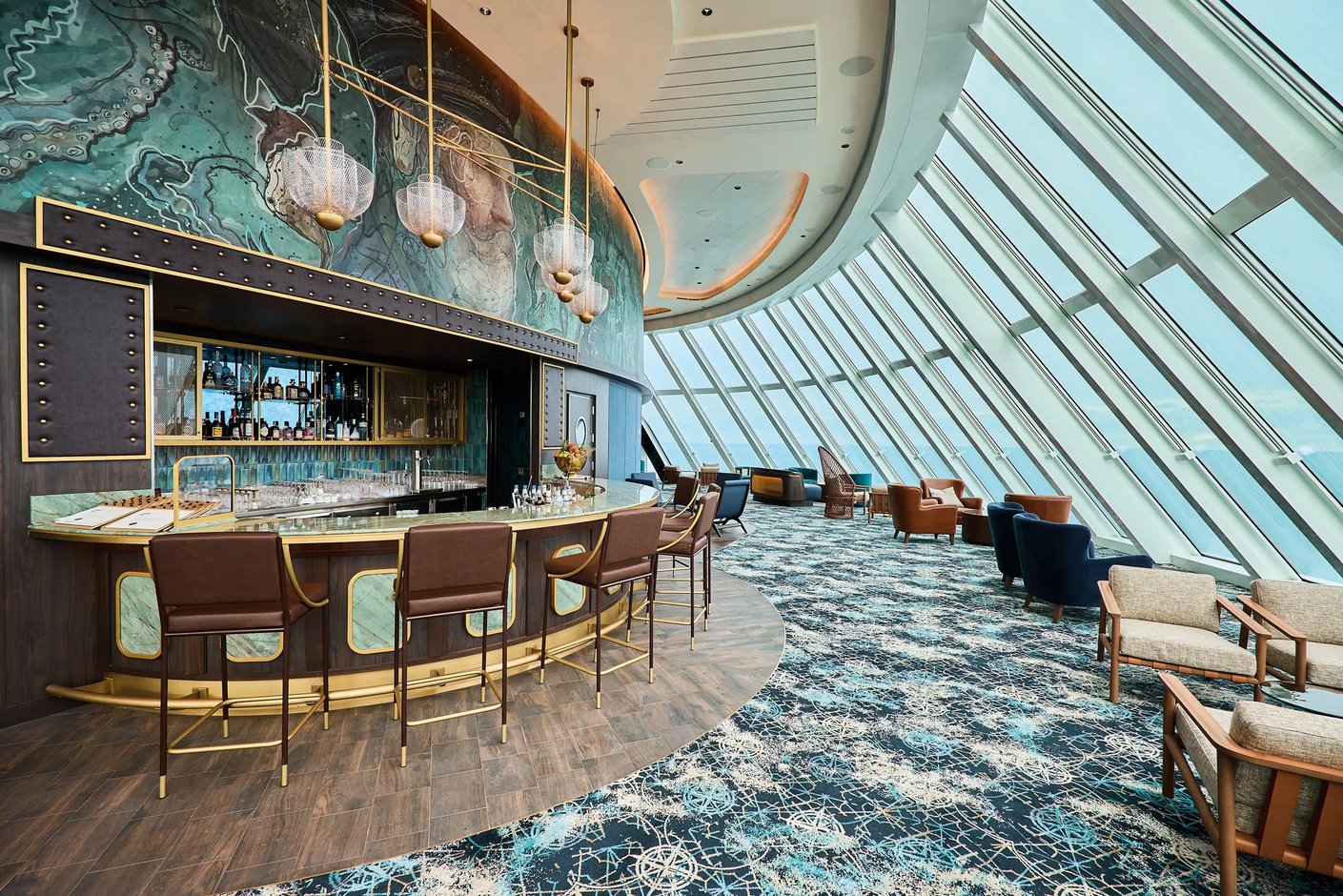 Bar mit Tresen, Sitzgelegenheiten und grossen Panoramafenstern mit Meerblick