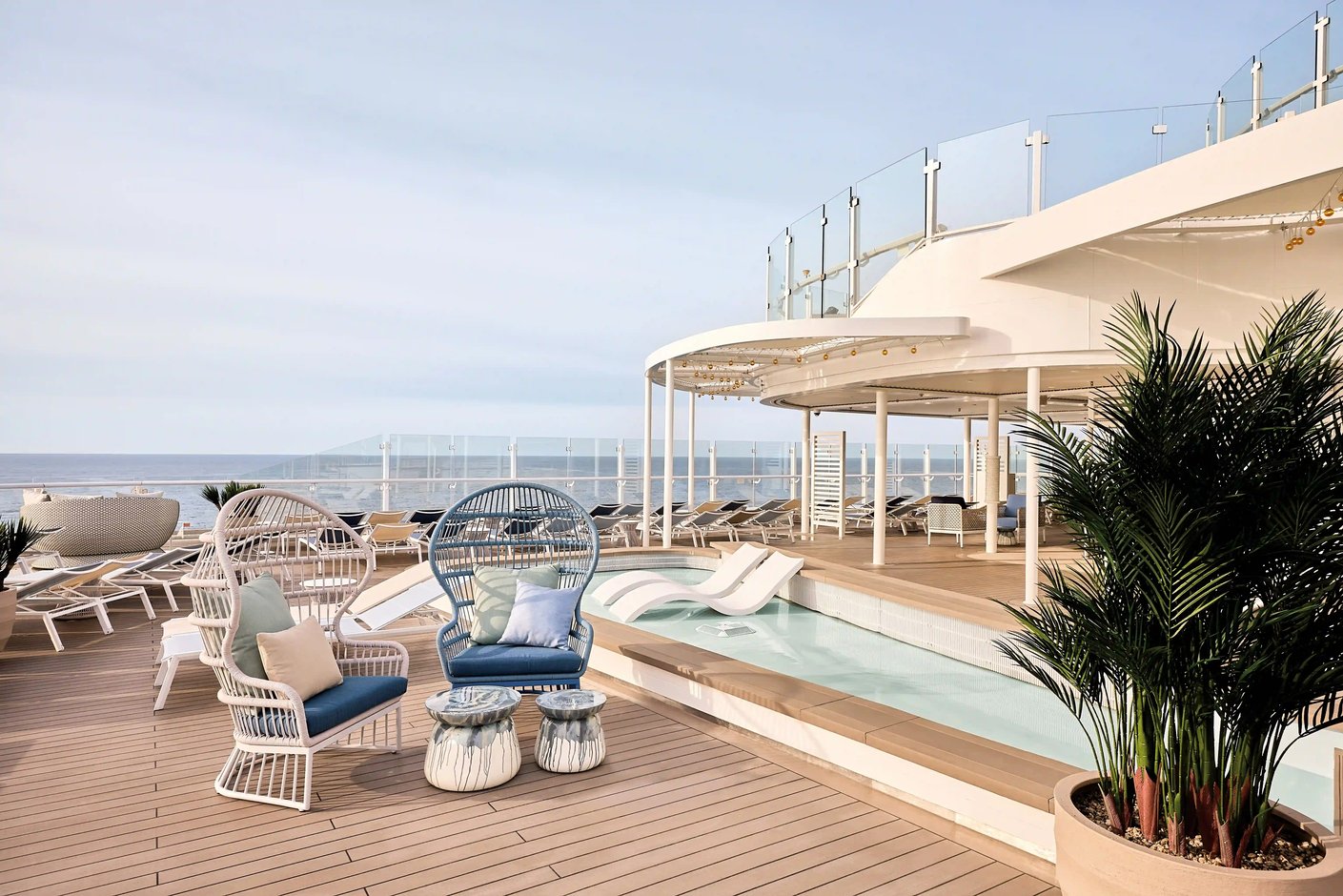 Aussenpool mit Sitzbereich und Blick auf das Meer auf Kreuzfahrtschiff