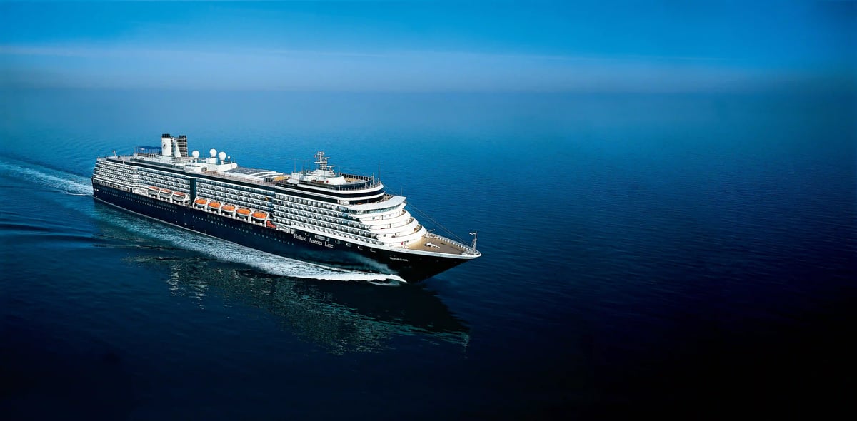 Kreuzfahrtschiff Noordam unterwegs auf offenem Meer