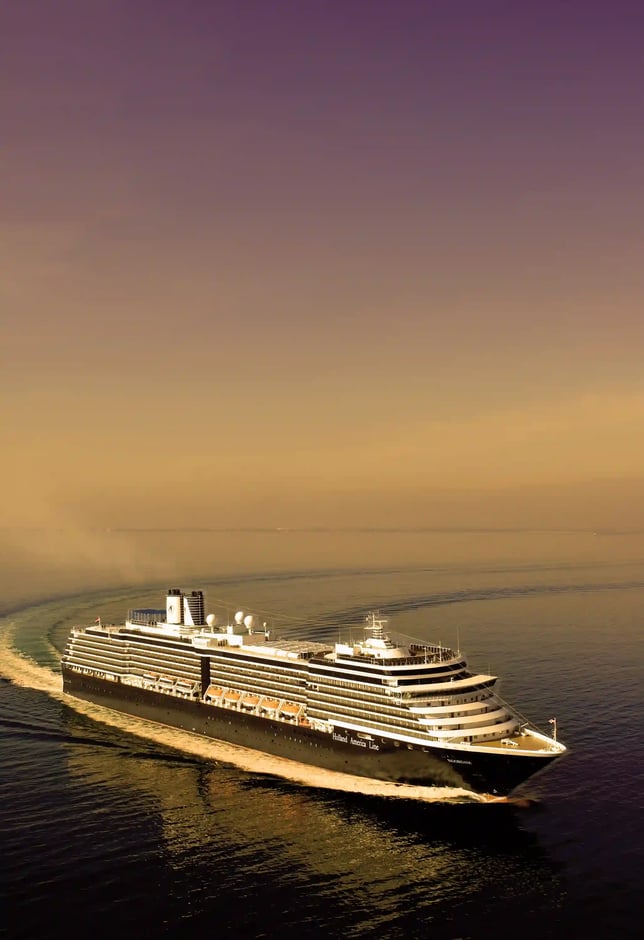 Kreuzfahrtschiff Noordam bei ruhiger See und klarem Himmel