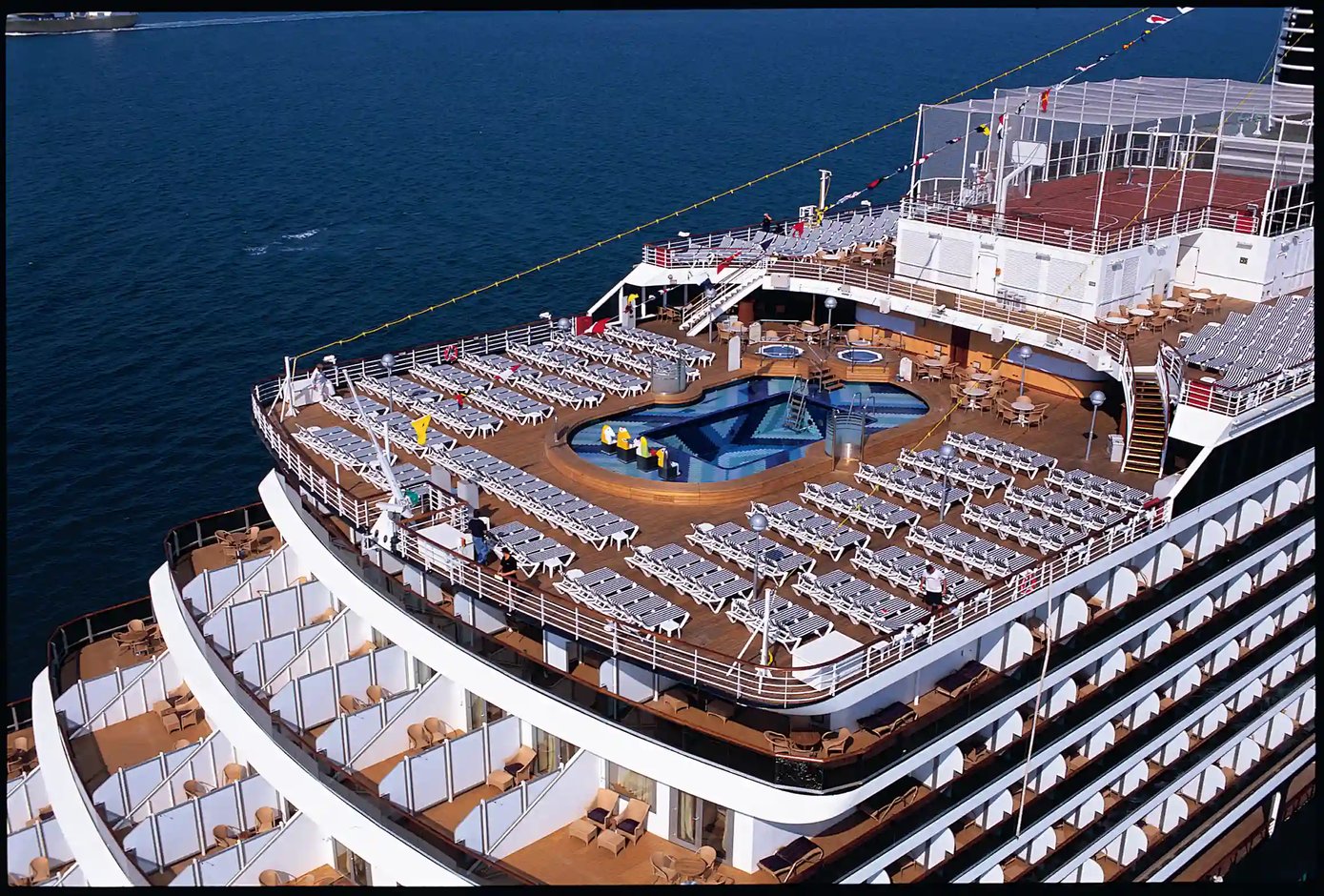 Sonnendeck am Heck der Oosterdam mit Pool, Liegestühlen und Meerblick
