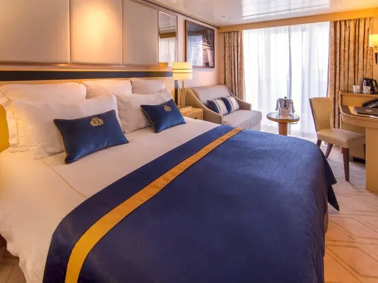 Balkonkabine mit Doppelbett, Sofa und Zugang zum Balkon