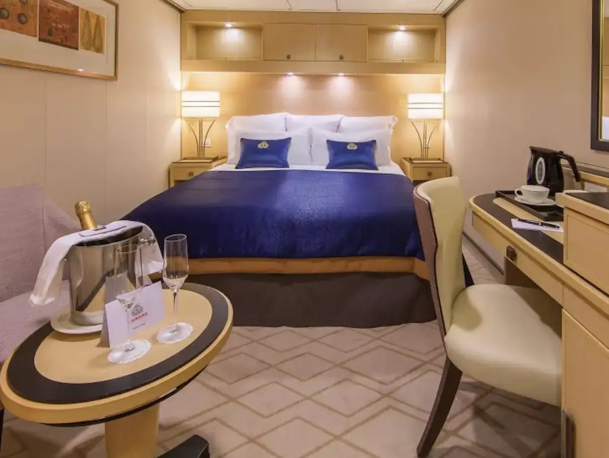 Innenkabine mit Doppelbett, Schreibtisch und Beleuchtung