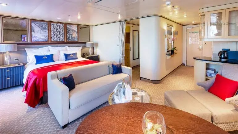 Queens Suite mit separatem Wohnbereich und grossem Bett